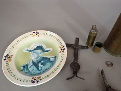 Lot d’artisanat de tranchée: Douille gravée,...