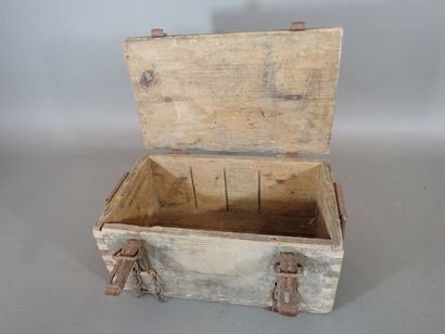 Caisse à munitions allemande en bois peint...