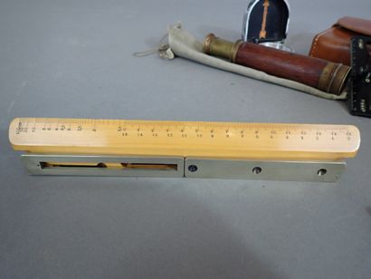 Lot d’instruments scientifiques: Boussole...