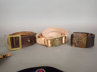 Lot: trois ceinturons en cuir dont un modèle...