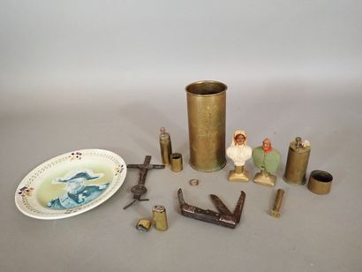Lot d’artisanat de tranchée: Douille gravée,...