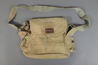 Trois musettes de masque à gaz ANP 31. Taches...