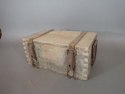 Caisse à munitions allemande en bois peint...