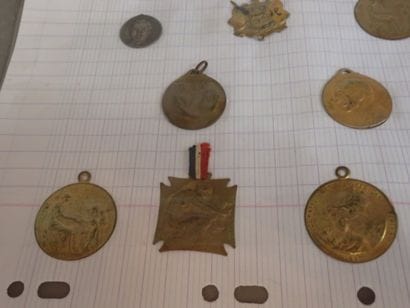 15 insignes de journées 14-18 et divers dont...