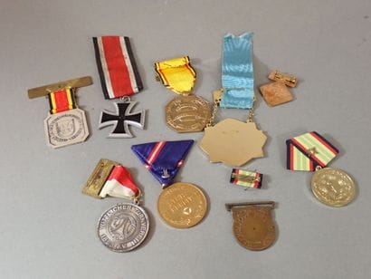 Lot de décorations françaises et étrangères,...
