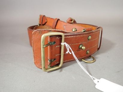 Un ceinturon Sam Brown Belt avec baudrier...
