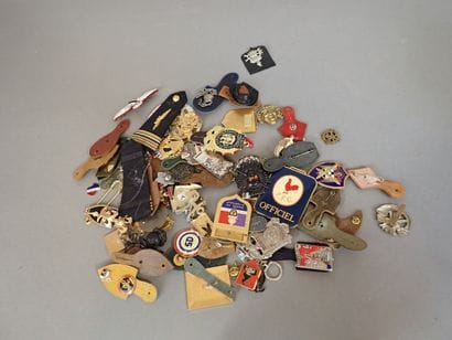 Fort lot d’insignes, médailles, broches et...