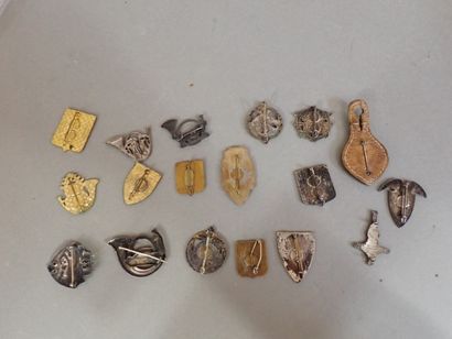 18 insignes régimentaires français. Année...