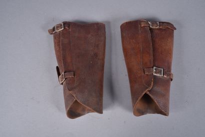 Paire de guêtres en cuir japonais généralement...