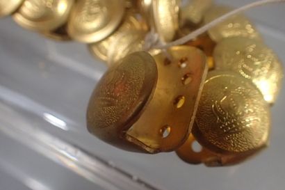 Lot de 23 boutons dorés, à motif de couronne...