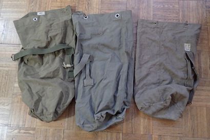 Trois sacs à paquetage en toile verte, un...