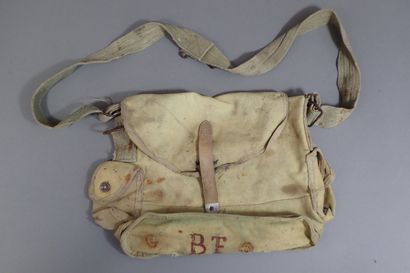 Trois musettes de masque à gaz ANP 31. Taches...