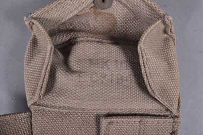 Lot d’équipement en web : 4 pouchs à munition,...