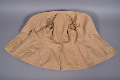 Veste à quatre poches en toile sable. Bouton...
