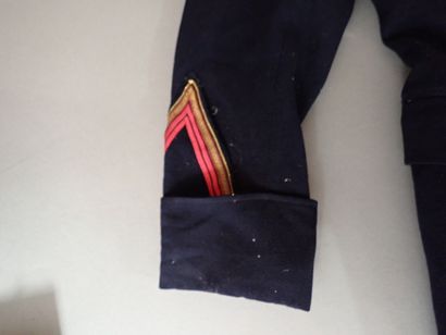 Lot d’uniforme français années 70-80: veste,...