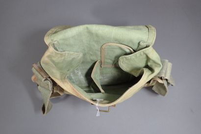 Trois musettes de masque à gaz ANP 31. Taches...