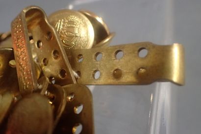 Lot de 23 boutons dorés, à motif de couronne...