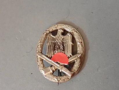 Insigne d’assaut en métal argenté, complet...