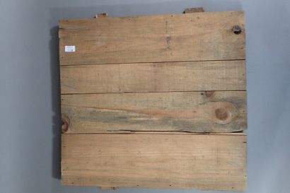 Couvercle de caisse en bois contenant des...