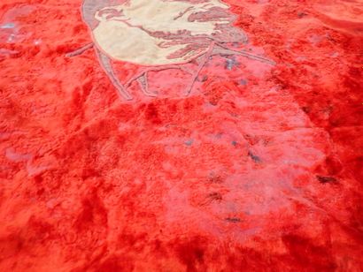 Grand drapeau soviétique en velours rouge...