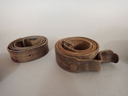 Trois bretelles en cuir pour fusils français,...