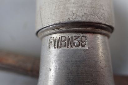 Trois bidons M-31 en alu et un quart daté...
