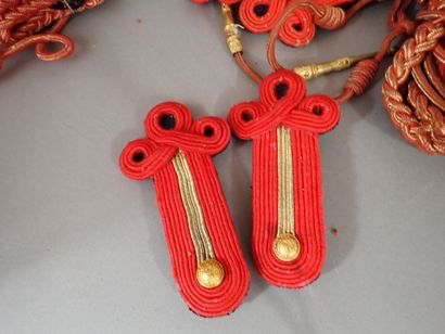 10 paires d’épaulettes et 10 fourragères...