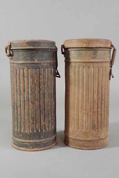 Deux boites à masque à gaz modèle 1938. Un...