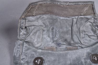 Boitier impacté de masque à gaz modèle 1938,...