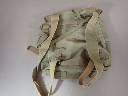 Une musette américaine modèle 1945 (taches,...