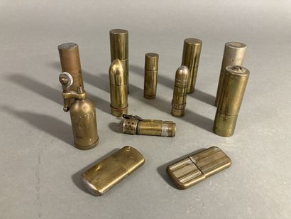 Lot de briquets de tranchée et divers. 12...