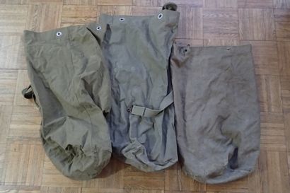 Trois sacs à paquetage en toile verte, un...