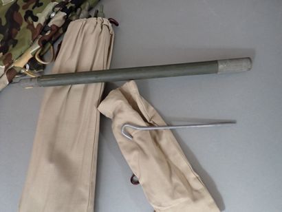 Deux demi-toiles de tente en tissu camouflé...