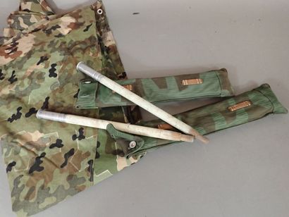 Une demi-tente en toile camouflée, de forme...