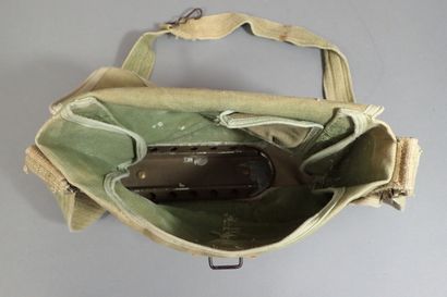 Trois musettes de masque à gaz ANP 31. Taches...