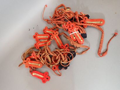 13 épaulettes et 7 fourragères de la Garde...