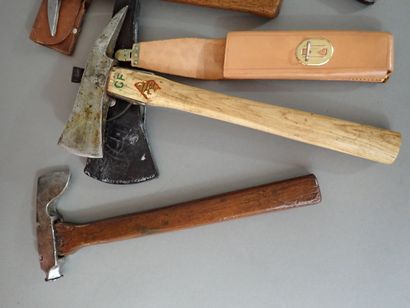 Lot d’outils dont 4 hachettes (dont un pic-hache...