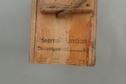 Caisse allemande en bois pour trois obus...