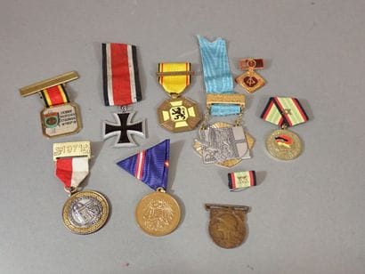 Lot de décorations françaises et étrangères,...