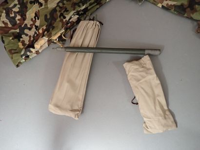 Deux demi-toiles de tente en tissu camouflé...