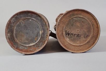 Deux boites à masque à gaz modèle 1938. Un...