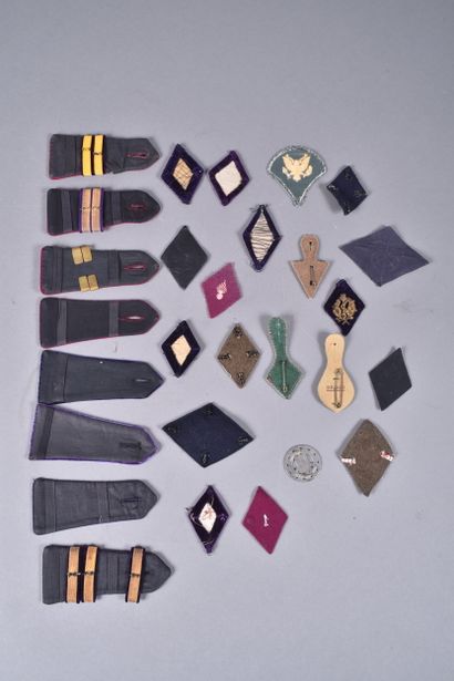 Lot d’insignes français et étrangers en tissu...