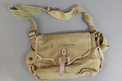 Trois musettes de masque à gaz ANP 31. Taches...