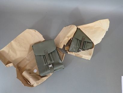 Deux porte-cartes en toile plastifié verte...