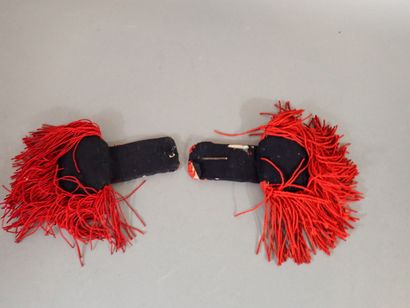 Deux épaulettes en tissu rouge doublé de...