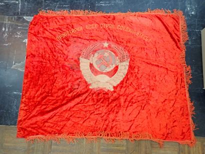 Grand drapeau soviétique en velours rouge...