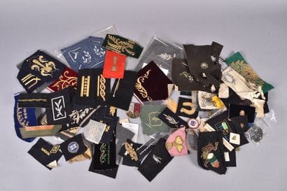 Fort lot de broderies civiles militaires...