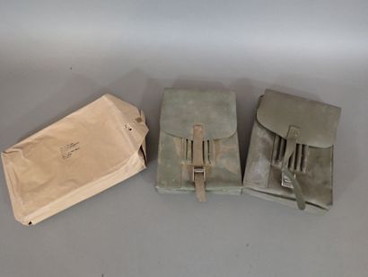 Trois porte-cartes en toile plastifié verte...