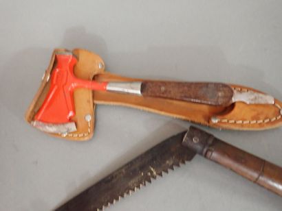 Lot d’outils dont 4 hachettes (dont un pic-hache...