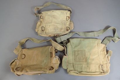 Trois musettes de masque à gaz ANP 31. Taches...